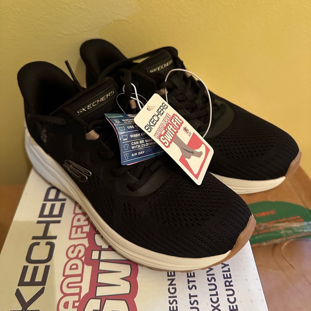 Skechers women’s Black Sneakers new! Size 7.5 - Picture 5 of 6